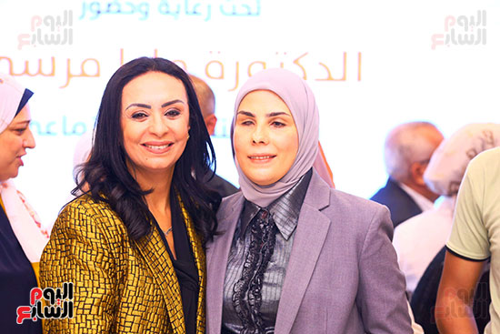 الدكتورة مايا مرسي مع الطلبة الأوائل الدكتورة مايا مرسي مع الطلبة الأوائل