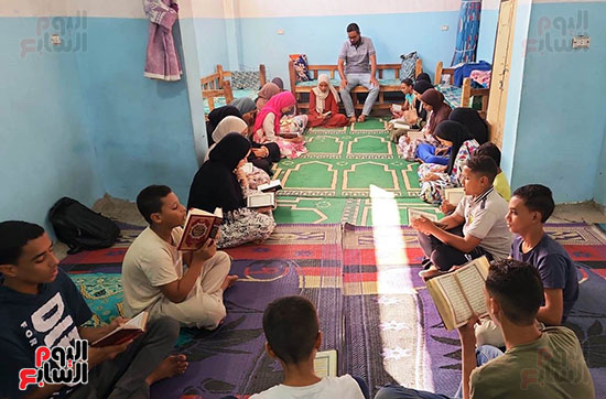 الشيخ-تميم-مع-الطلاب-بالمدرسة-القرآنية-بقرية-البعيرات الشيخ-تميم-مع-الطلاب-بالمدرسة-القرآنية-بقرية-البعيرات