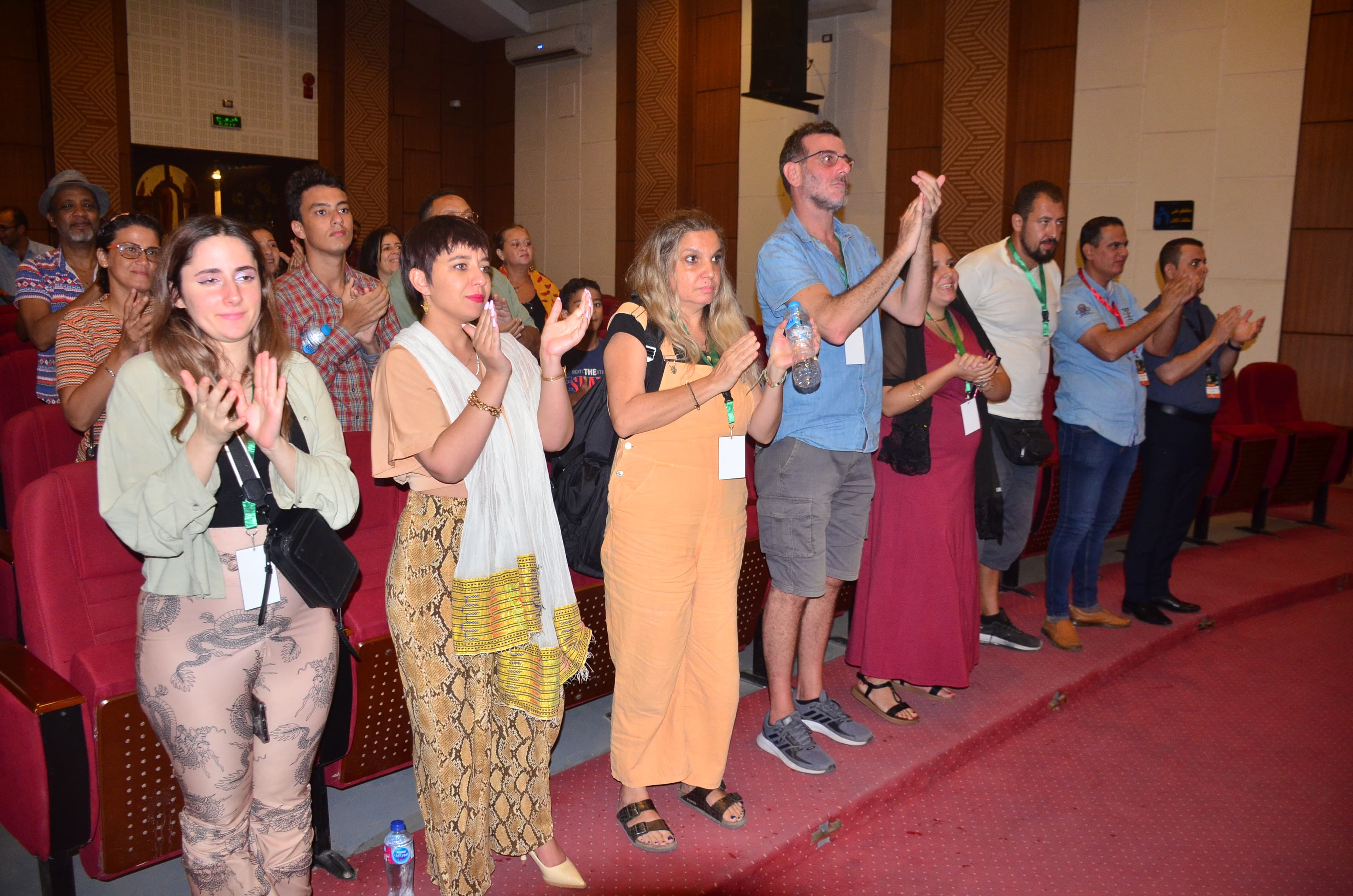 جمهور عربي والجاليات العربية والاجنبية تشاهد عروض المسرح التجريبي  (2)