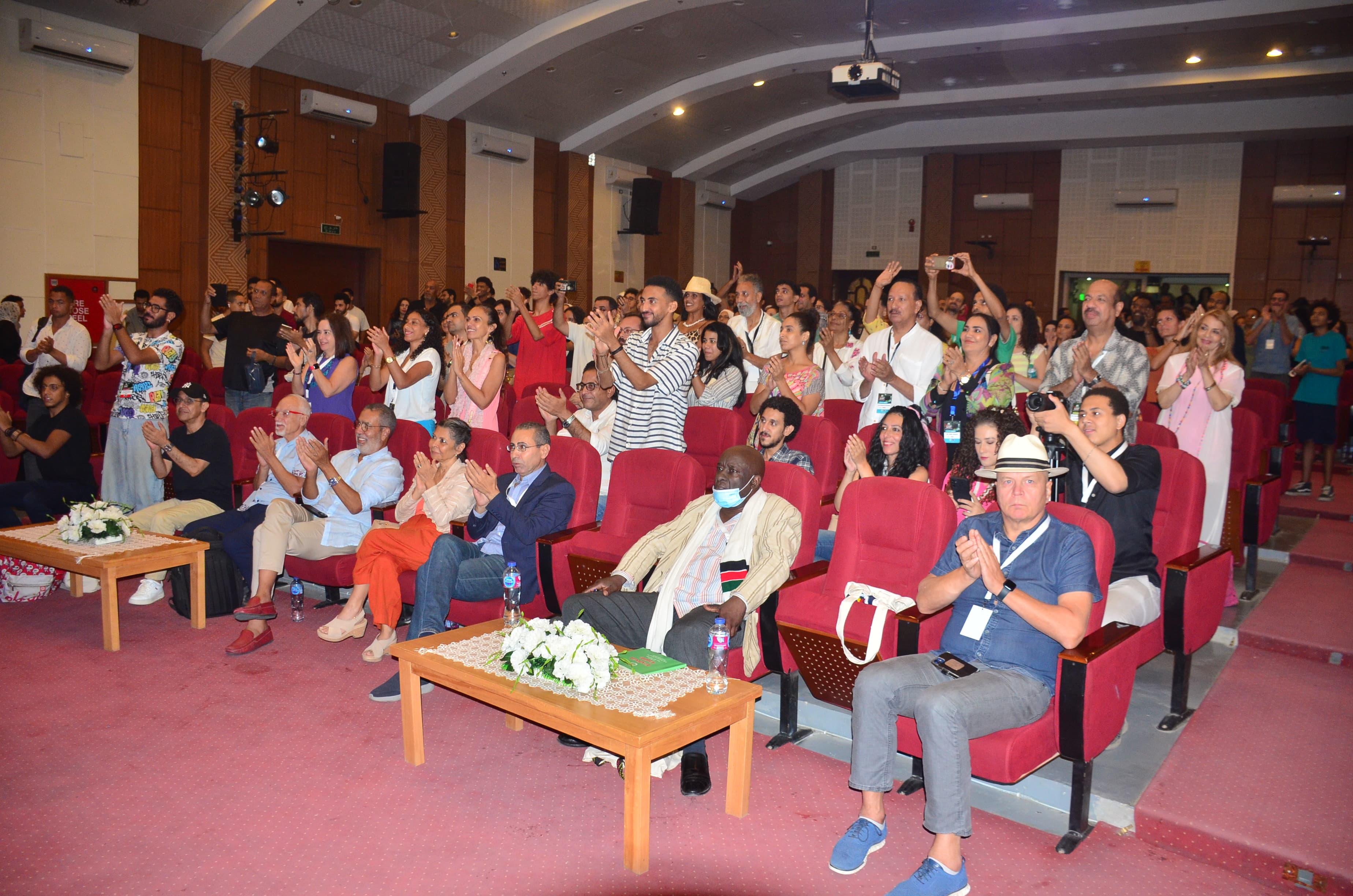 جمهور عربي والجاليات العربية والاجنبية تشاهد عروض المسرح التجريبي  (1)