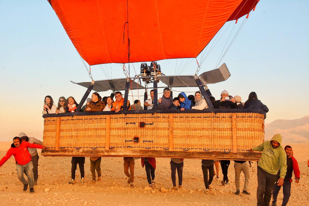 متعة وبهجة سياح العالم على متن رحلات البالون الطائر متعة وبهجة سياح العالم على متن رحلات البالون الطائر