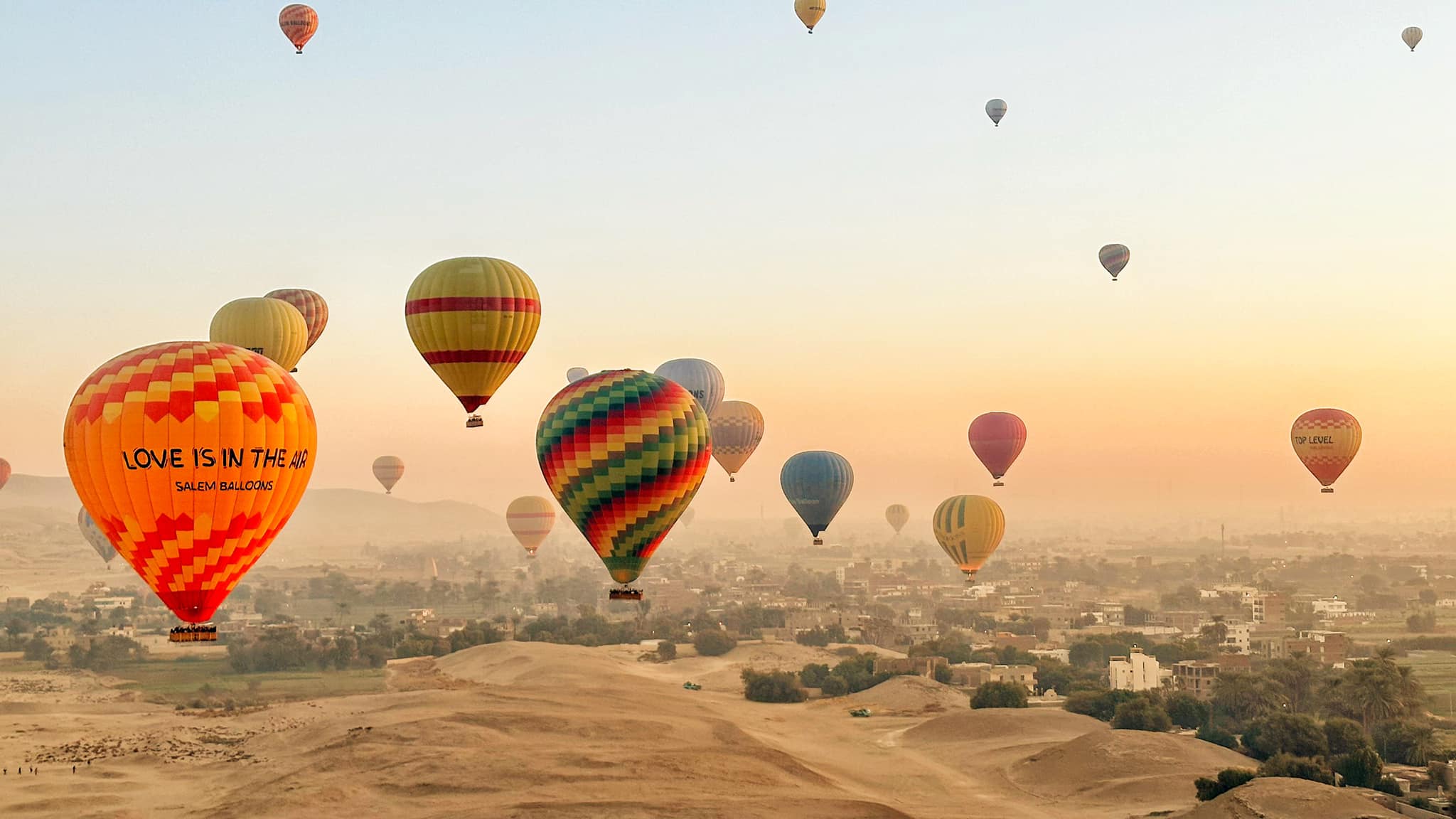 بالونات طائرة تغرد في سماء غرب الأقصر بالونات طائرة تغرد في سماء غرب الأقصر