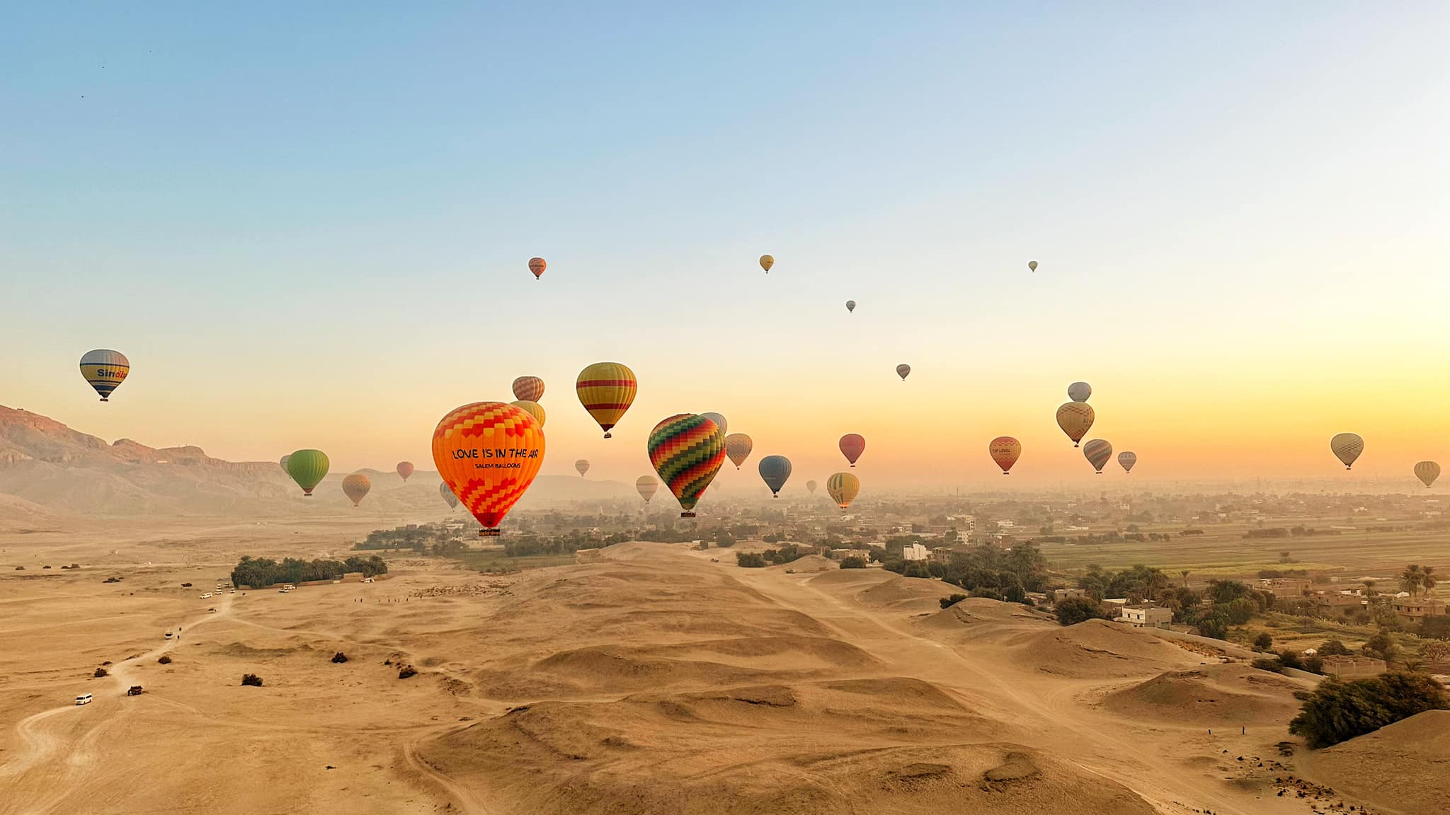 جانب من تغريد رحلات البالون الطائر بسماء الأقصر