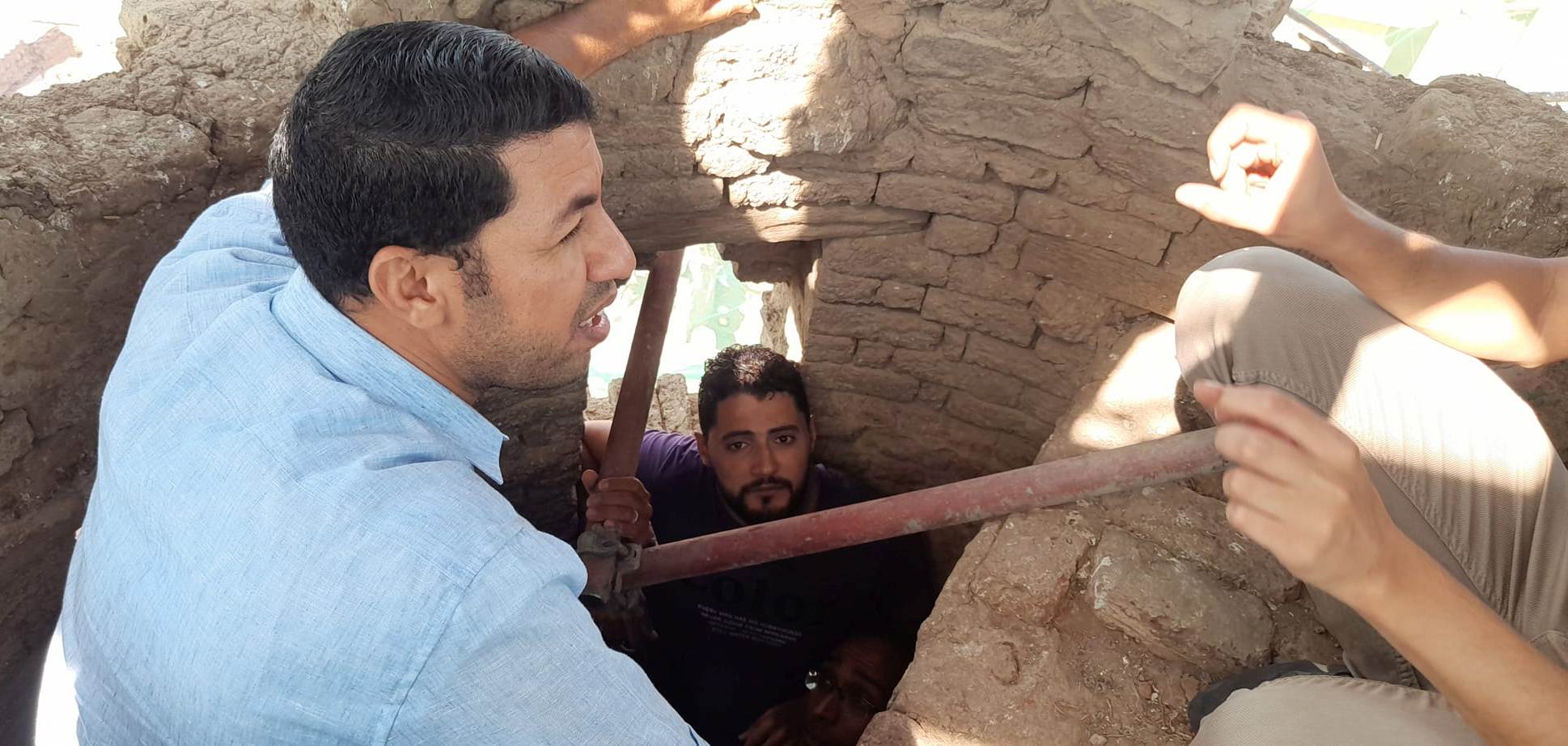 خطوات العمل فى ترميم المأذنة بأصفون