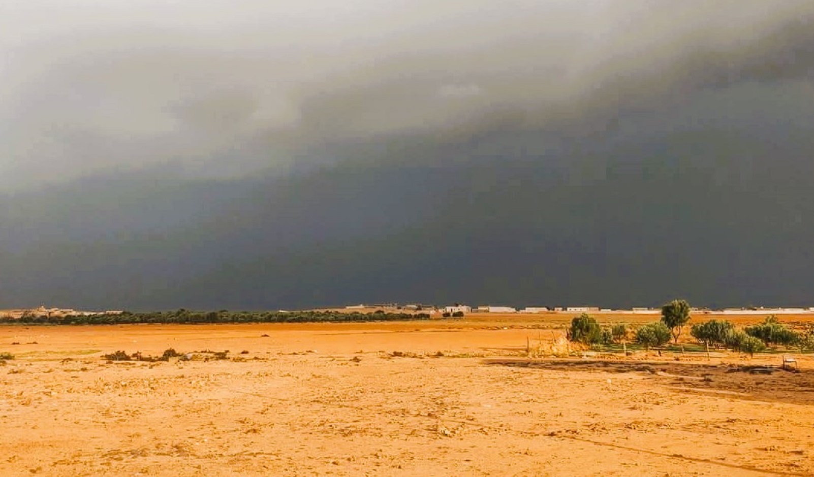الغيوم الكثيفة والامطار بصحراء مطروح الغيوم الكثيفة والامطار بصحراء مطروح