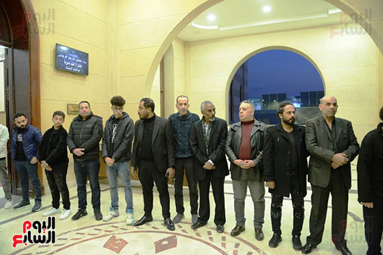 أشرة الفنان أحمد عدوية تستقبل العزاء