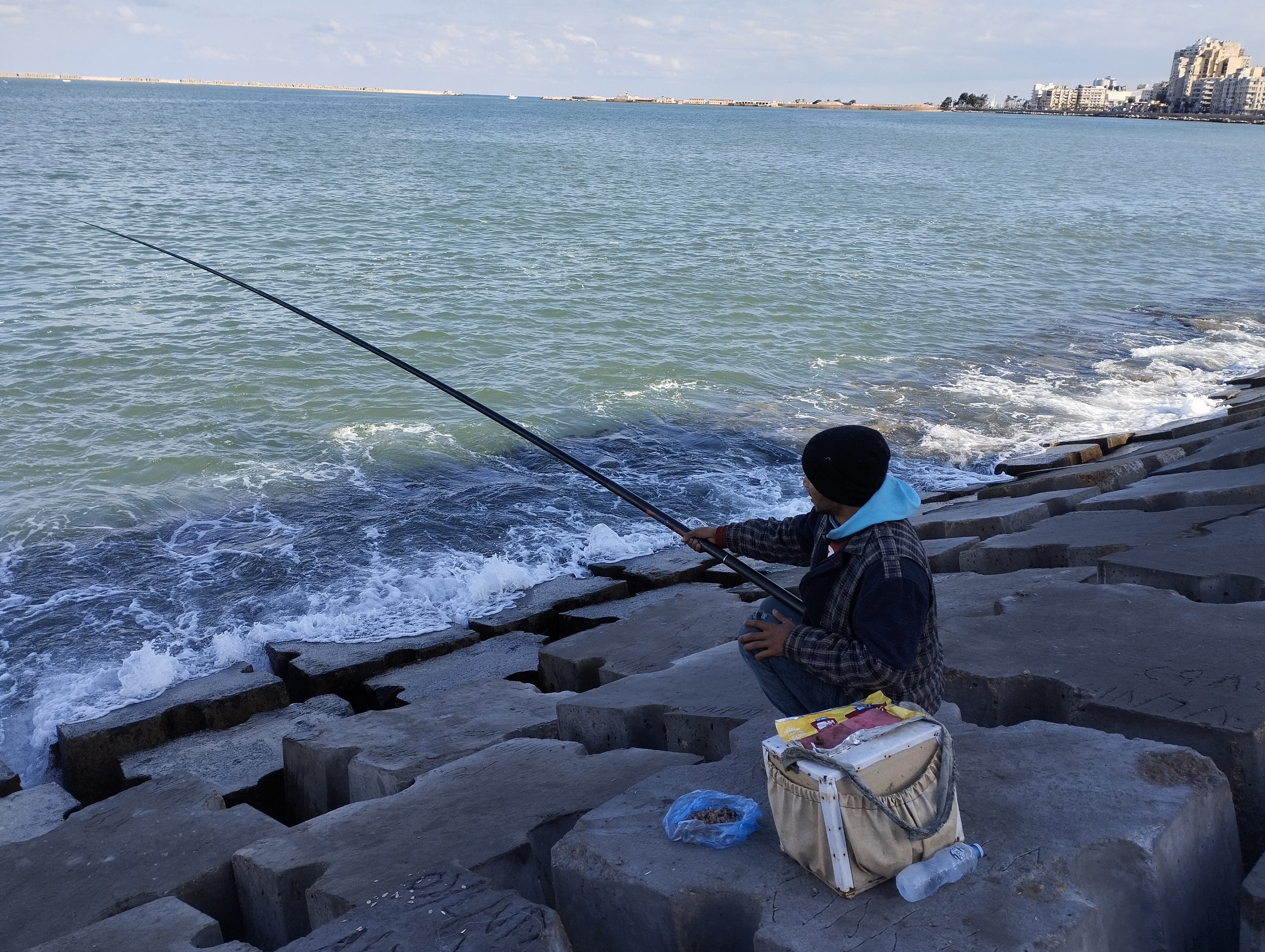 صيد السمك بالسنارة اول ايام العام الجديد بالإسكندرية