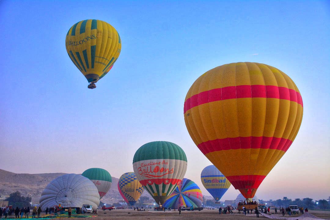 جانب من تحليق رحلات البالون الطائر صباحاً بالأقصر