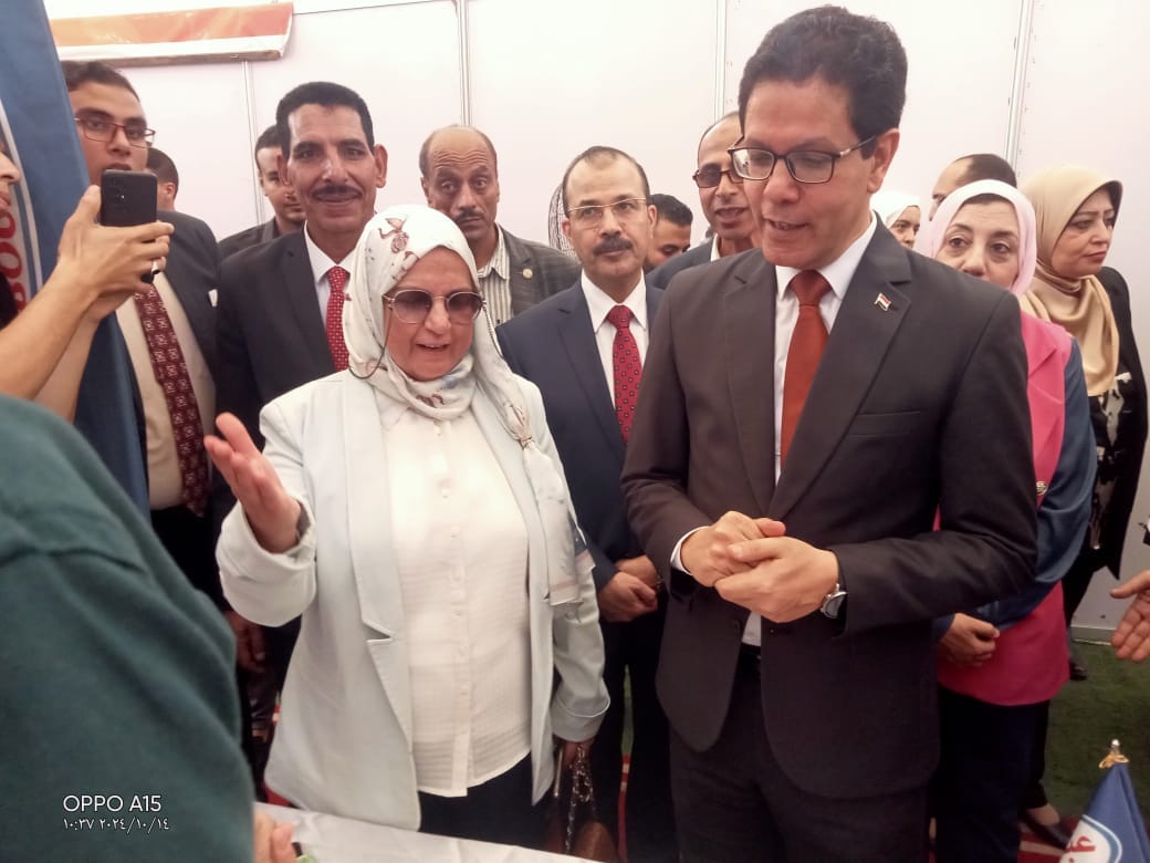 مدير مديرية العمل ورئيس جامعة بنها خلال الملتقى مدير مديرية العمل ورئيس جامعة بنها خلال الملتقى