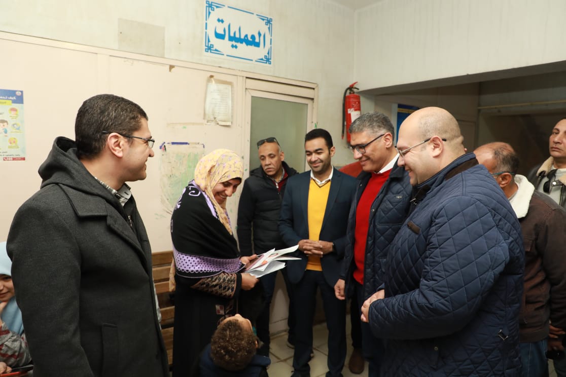 محافظ الجيزة يلتقي عددًا من المواطنين خلال زيارته للمستشفى