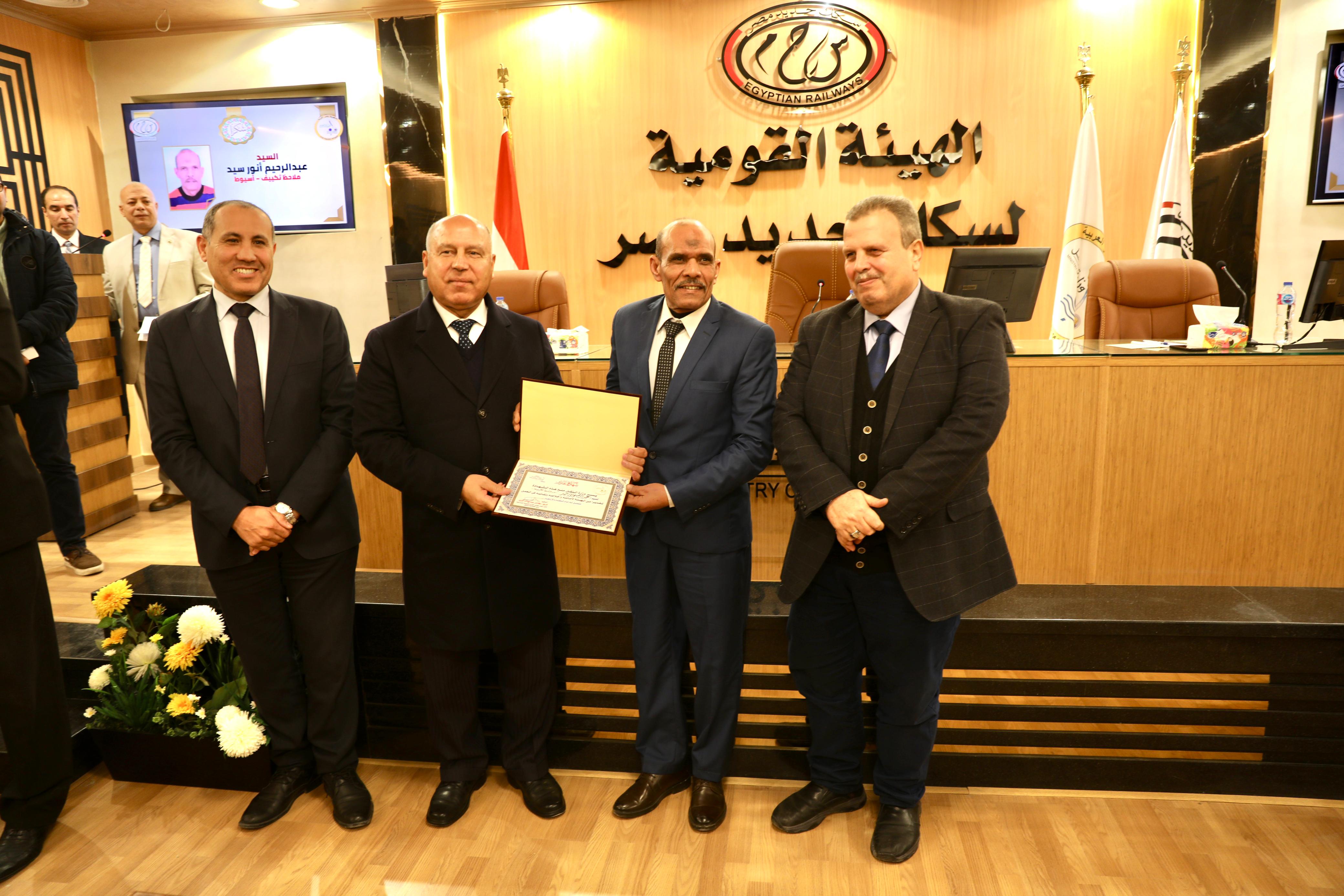 تكريم عدد من المتميزين تكريم عدد من المتميزين