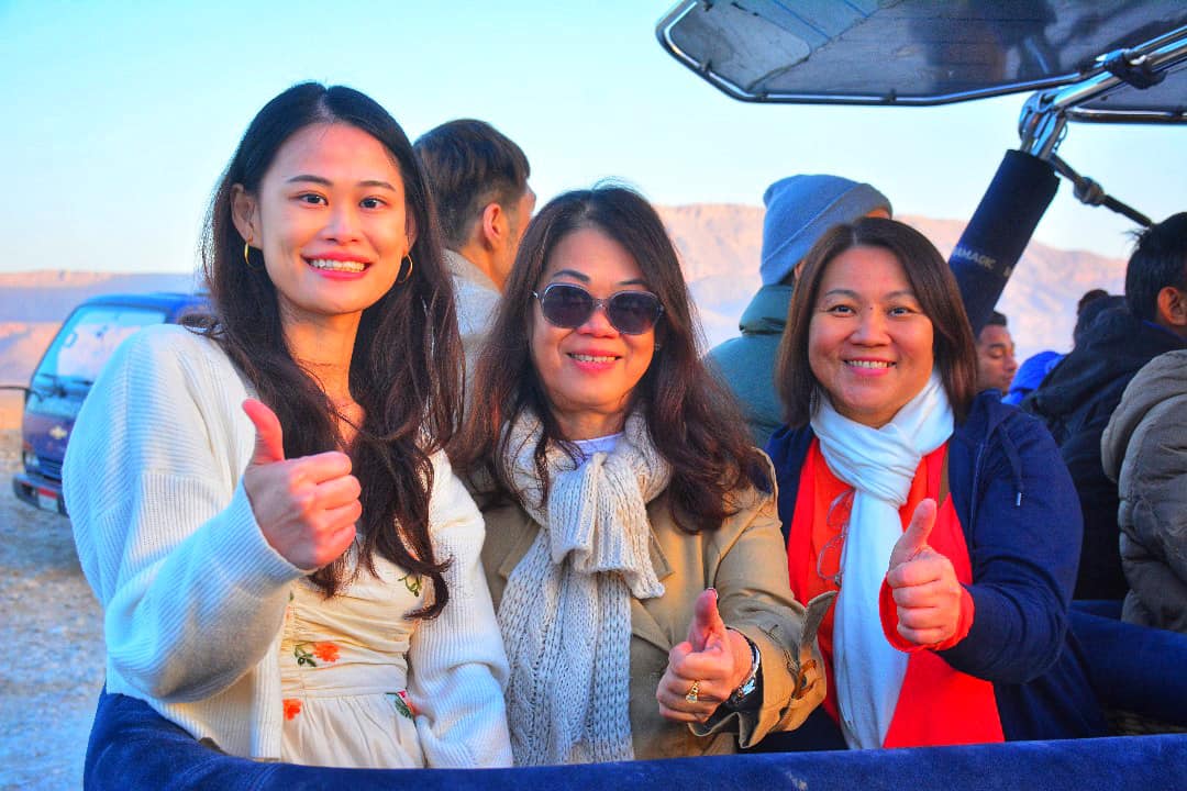 سعادة وفرحة سياح العالم على متن رحلات البالون بالأقصر