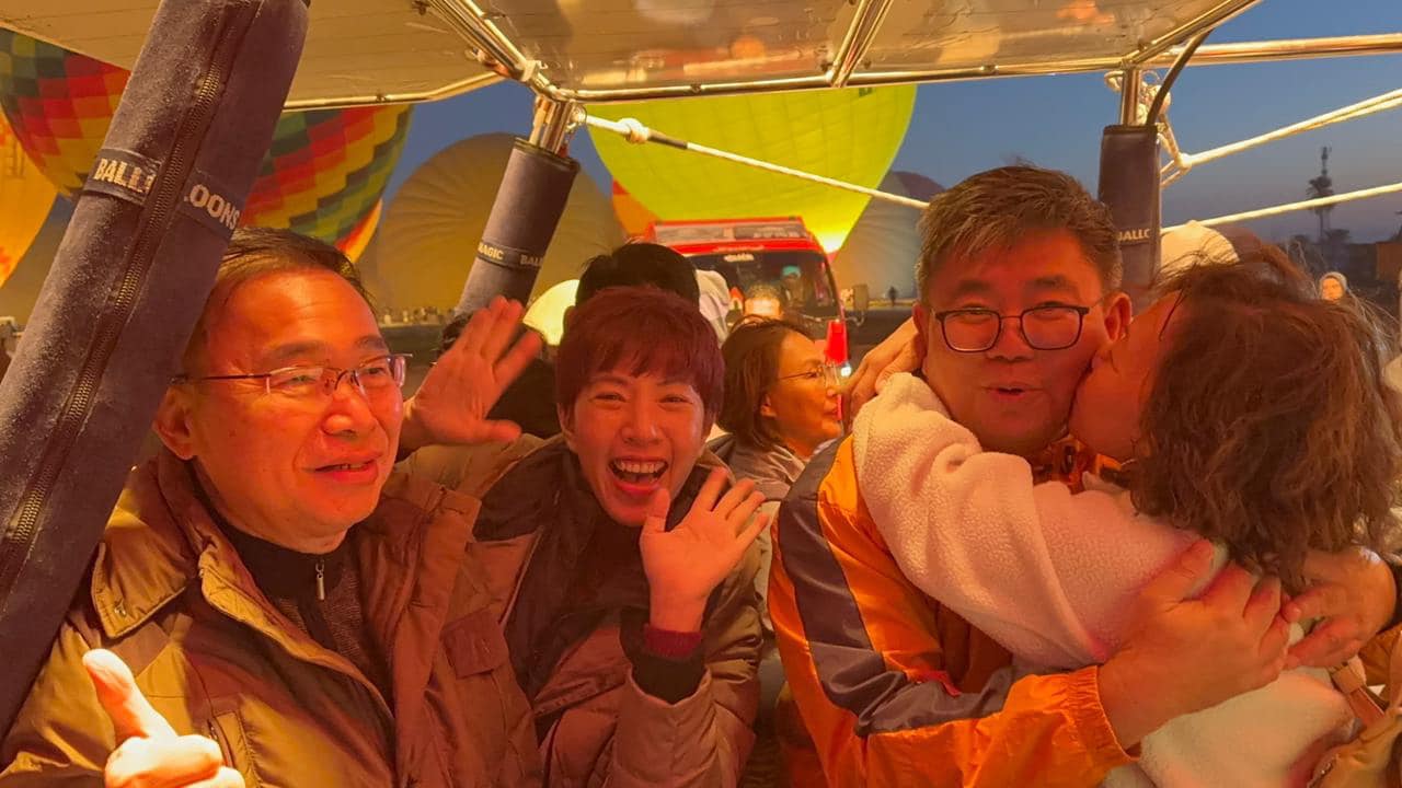 سحر وفرحة سياح العالم على متن رحلات البالون بالأقصر