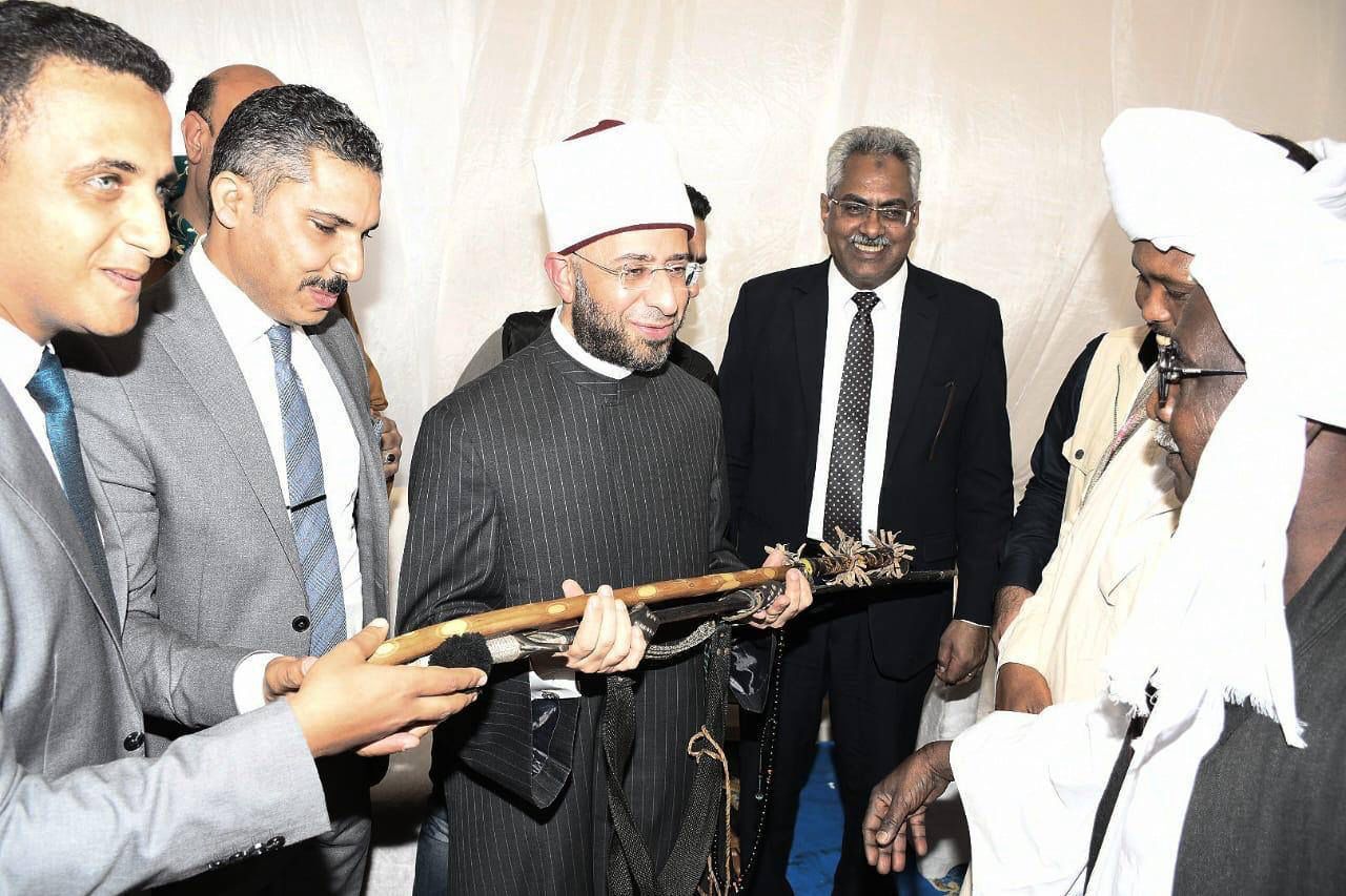 مشايخ حلايب يهدون وزير الاوقاف السيف والعصا مشايخ حلايب يهدون وزير الاوقاف السيف والعصا