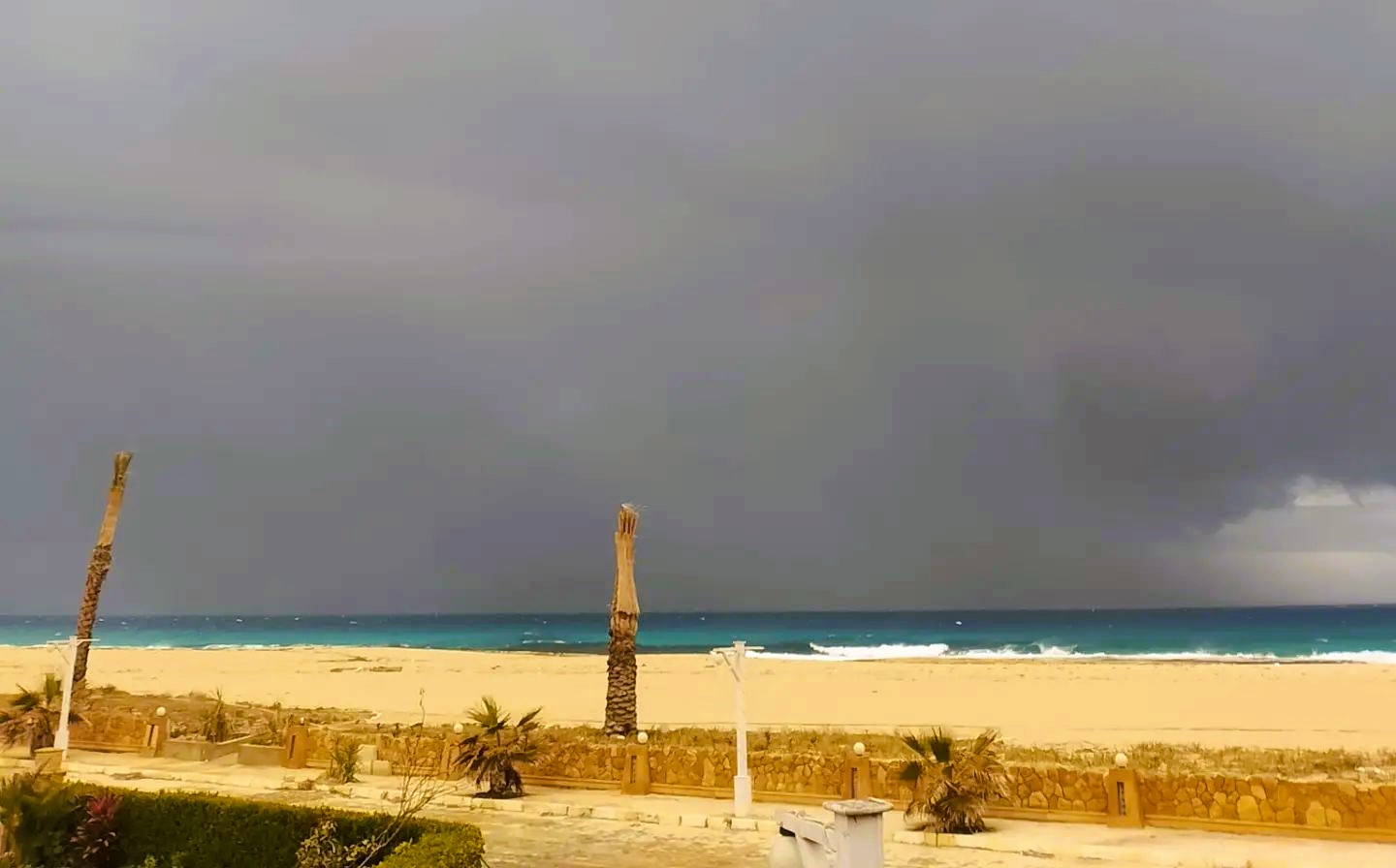 البحر الغيوم الهدوء يشكلون لوحة طبيعية بديعة البحر الغيوم الهدوء يشكلون لوحة طبيعية بديعة