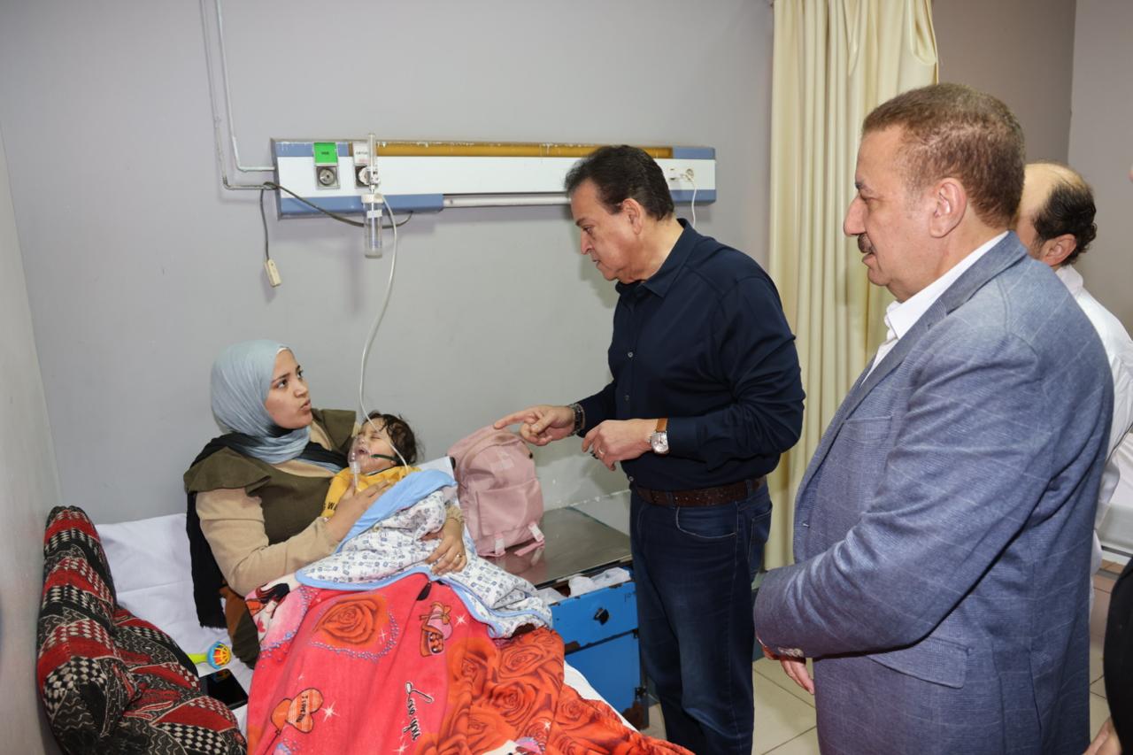 الوزير والمحافظ مع أحد المرضى 