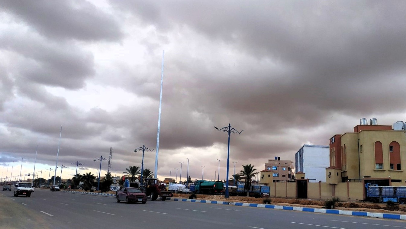 الغيوم تغطي سماء مطروح في مشهد جمالي الغيوم تغطي سماء مطروح في مشهد جمالي