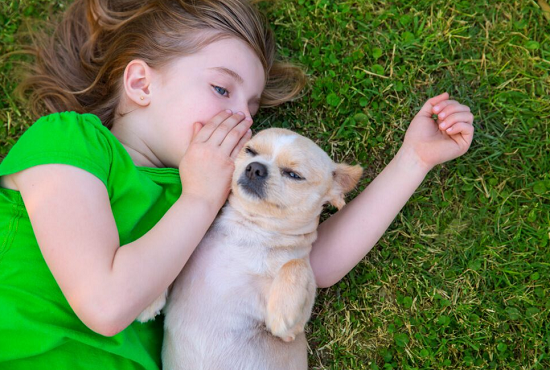 فتاة تتحدث مع صديقها 