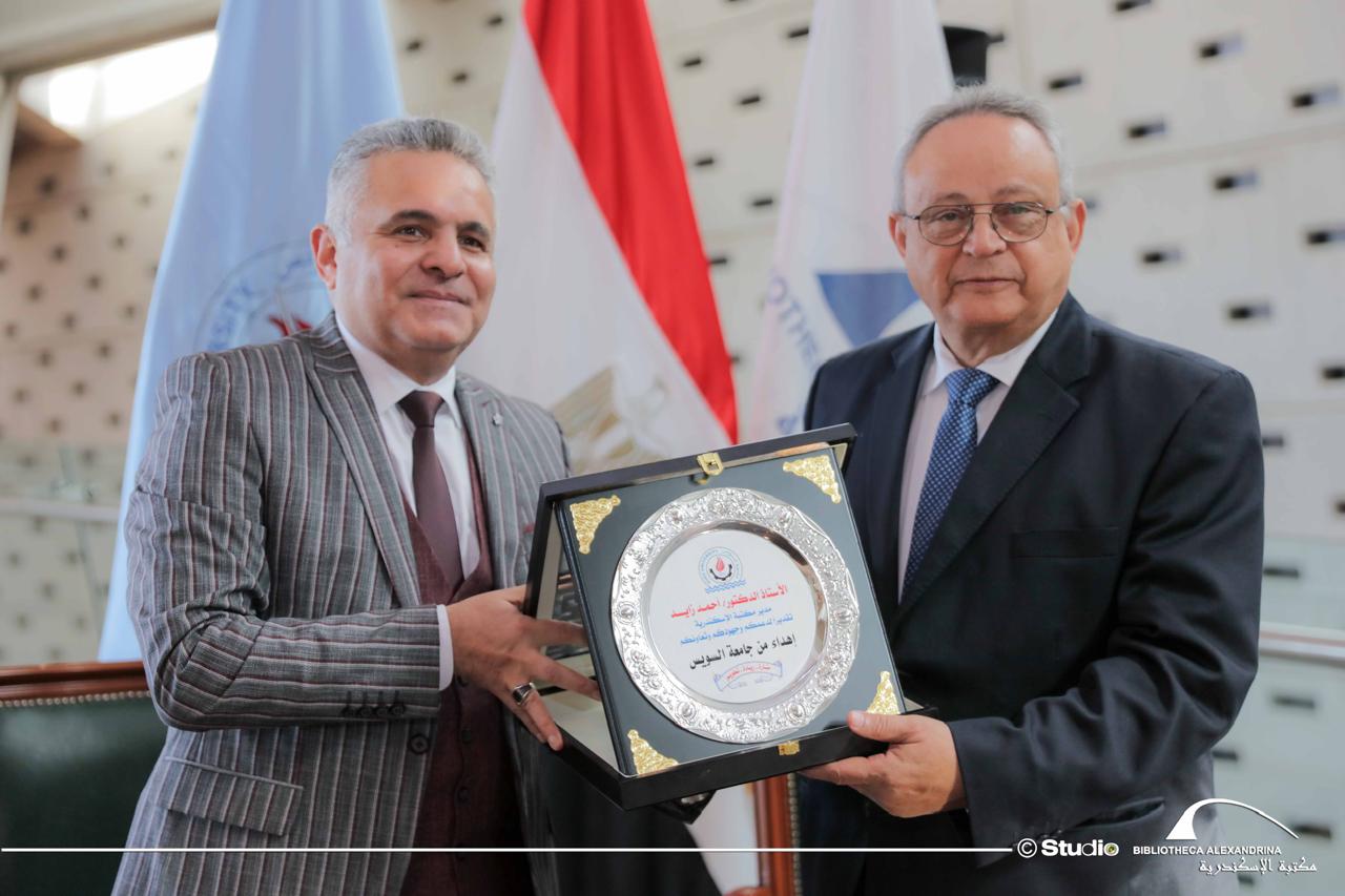 صور تذكارية وتكريمات بعد توقيع البروتوكول (2)