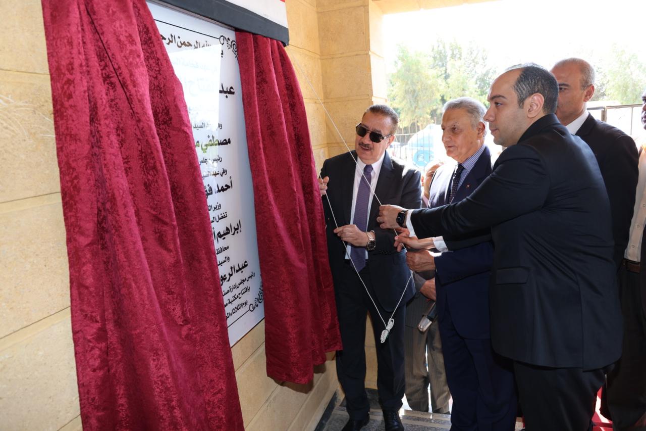 المحافظ اثناء الافتتاح 