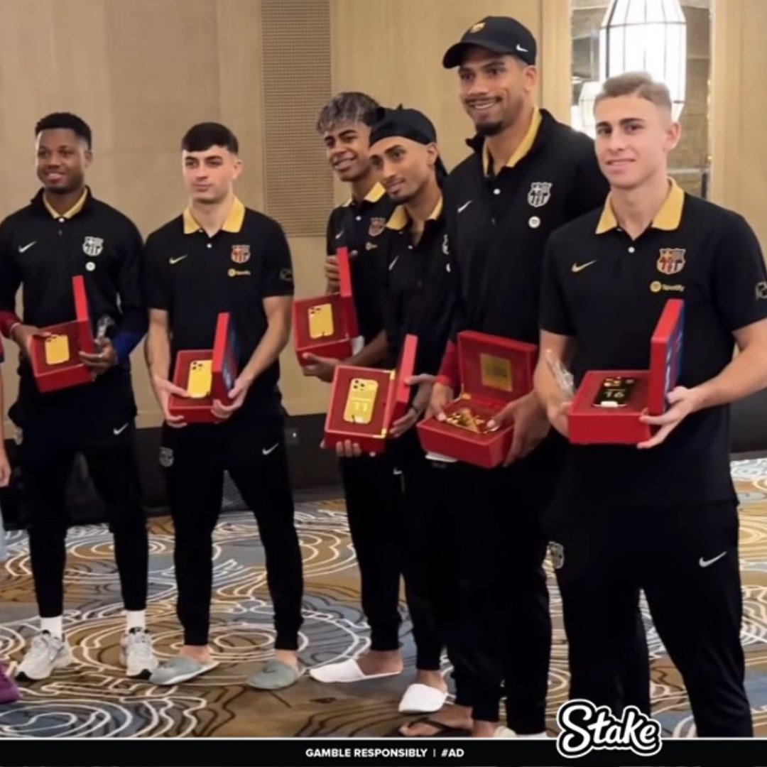 استلام لاعبي برشلونة الايفونات