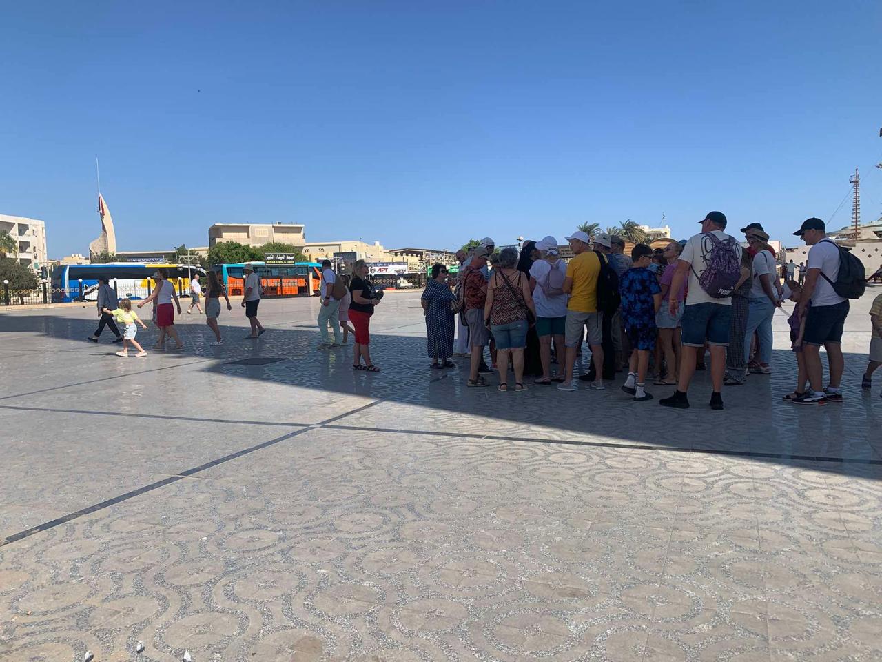 السياح خلال جولة سياحية بساحة مسجد الميناء