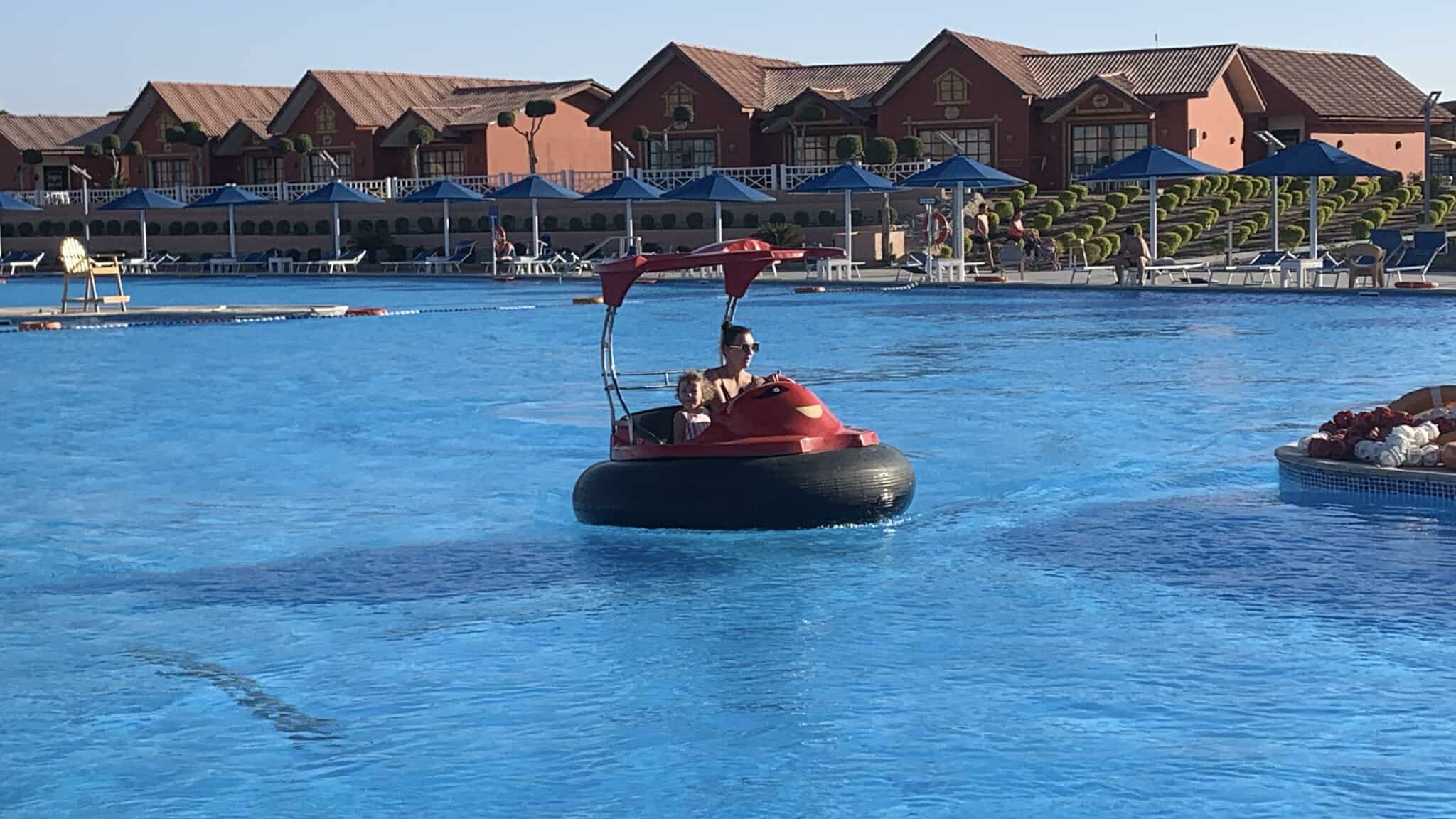 استمتاع السياح داخل الفنادق استمتاع السياح داخل الفنادق