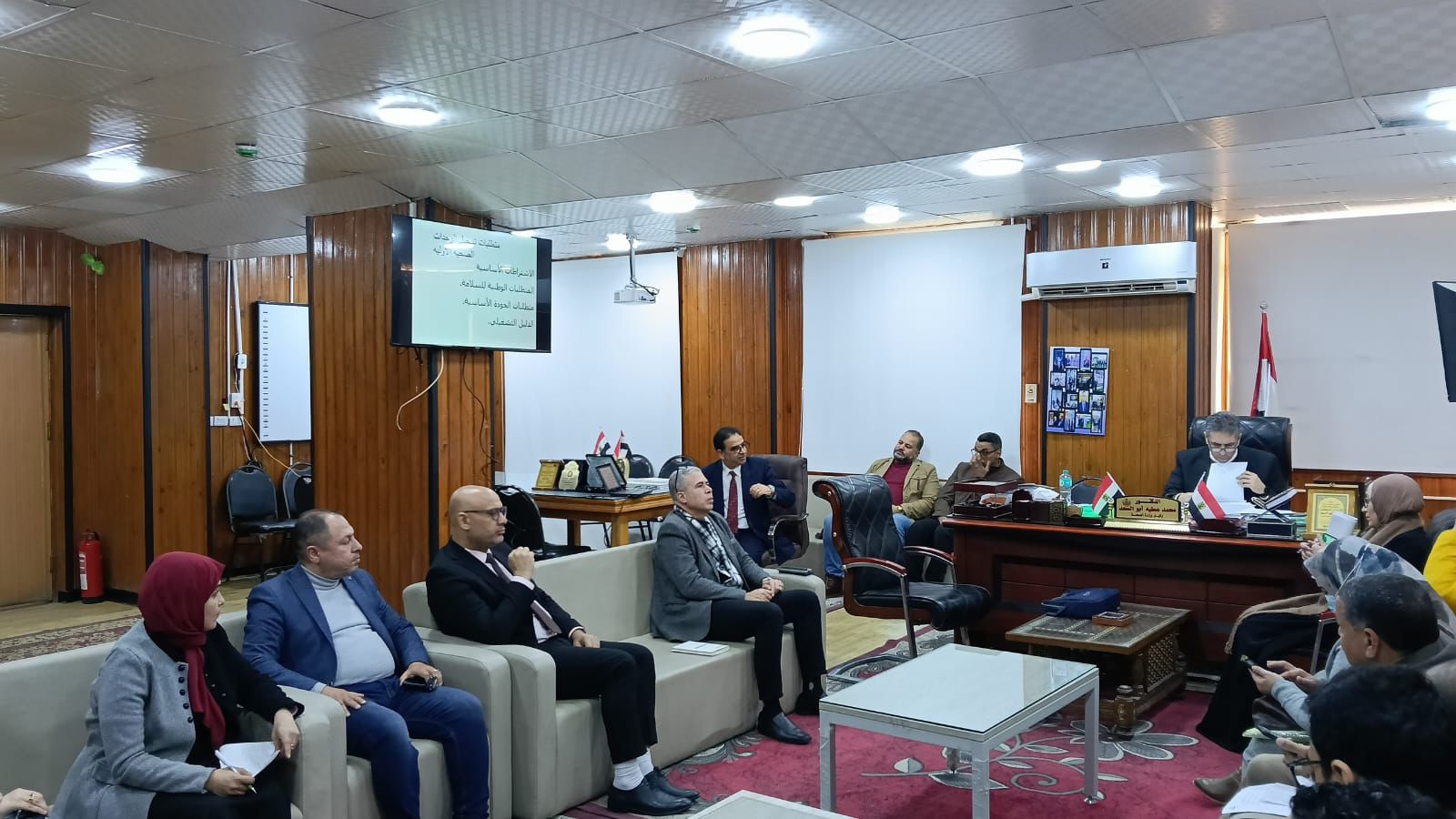 الحضور  بالإجتماع