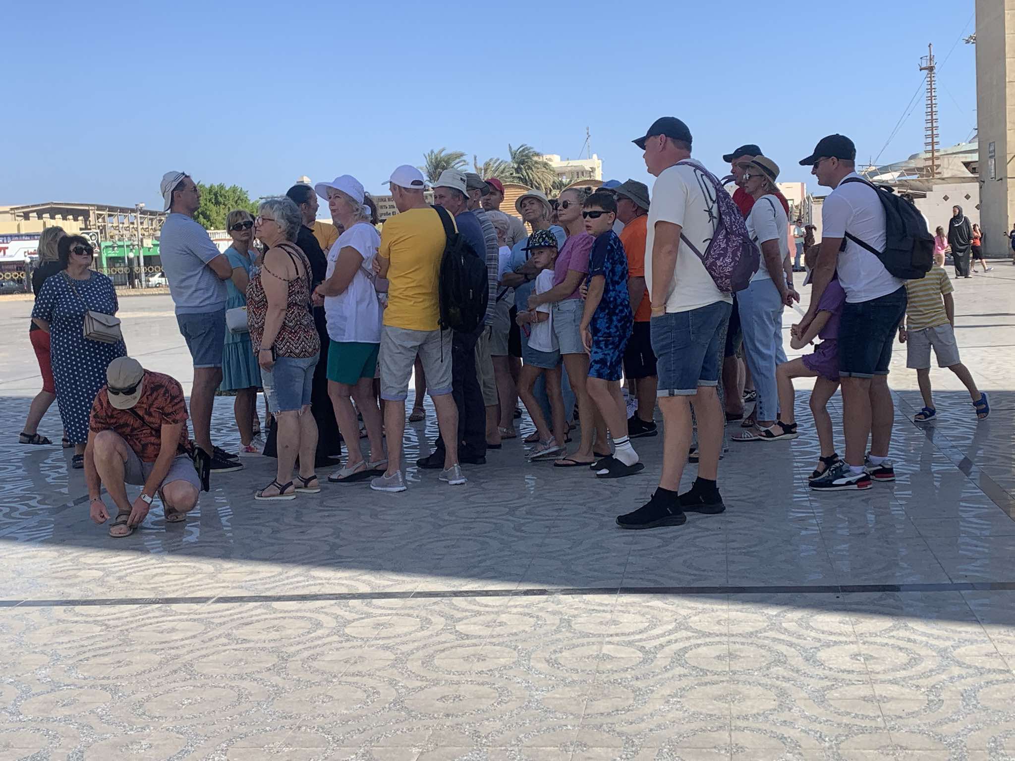 السياح عند المزارات الداخلية بالمدينة السياح عند المزارات الداخلية بالمدينة