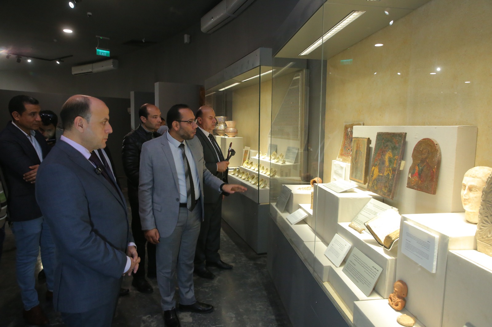 محافظ كفر الشيخ يطلع على المتحف وما به من أثار