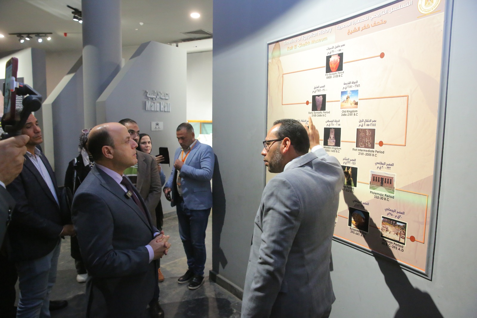 محافظ كفر الشيخ يستمع لشرح مدير المتحف