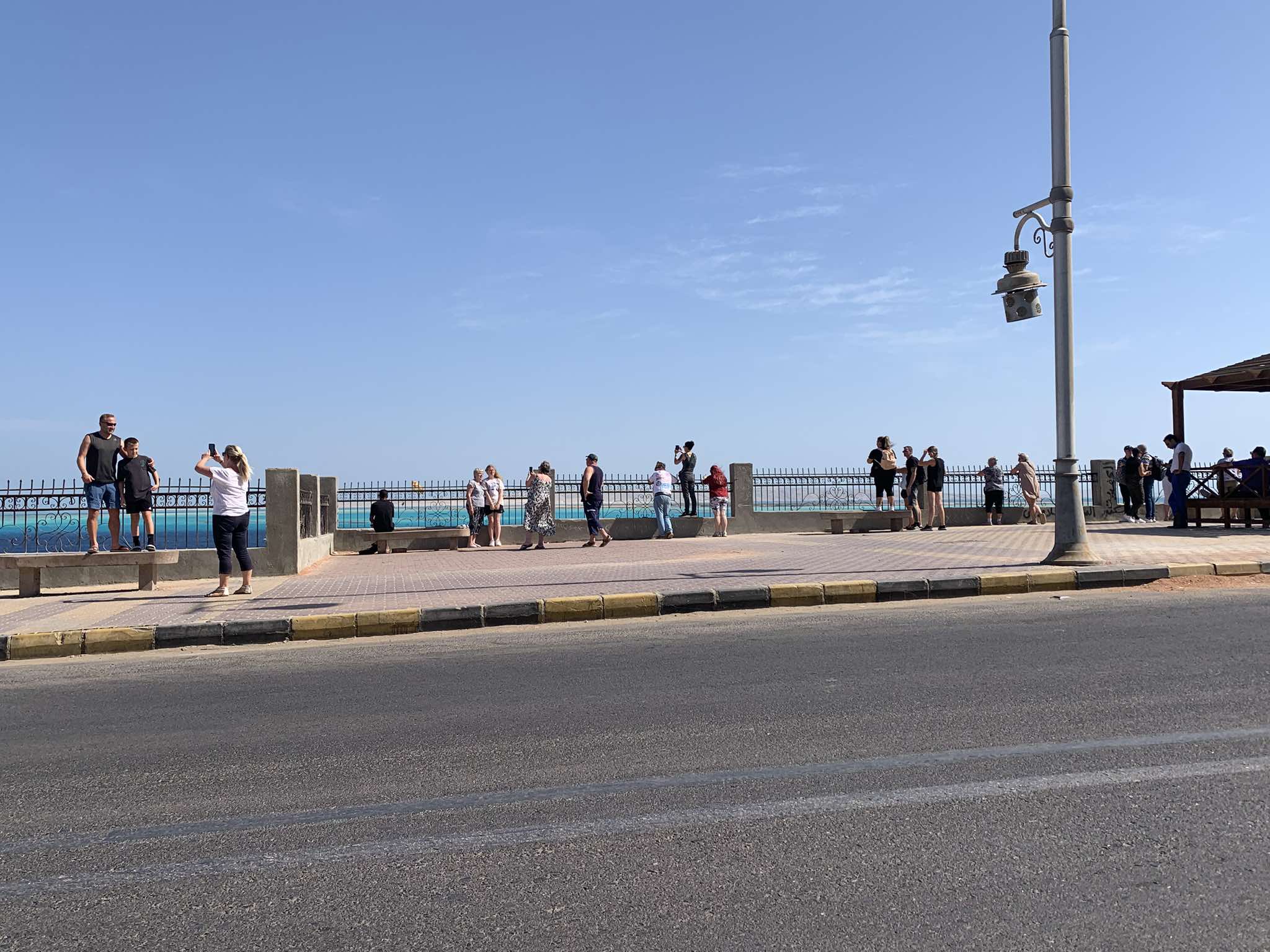 السياح يلتقطون،صور للبحر من الكورنيش السياح يلتقطون،صور للبحر من الكورنيش