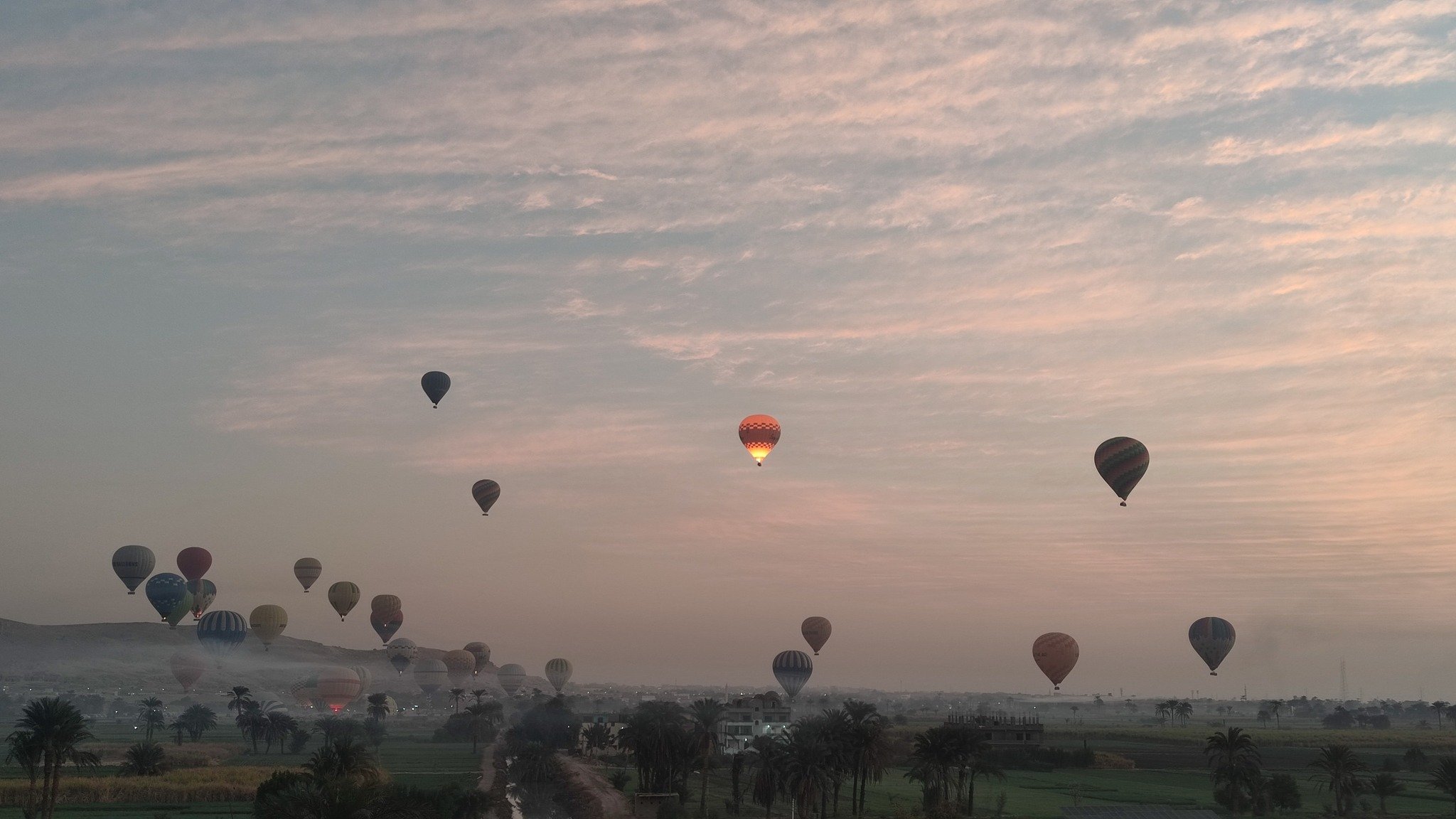 جانب من تحليق رحلات البالون غرب الأقصر