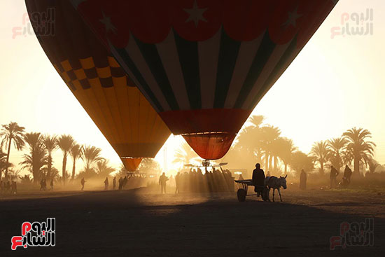 صورة-اليوم-مشهد-ساحر-للحظات-تحليق-رحلات-البالون-مع-أشعة-الشمس-بالأقصر