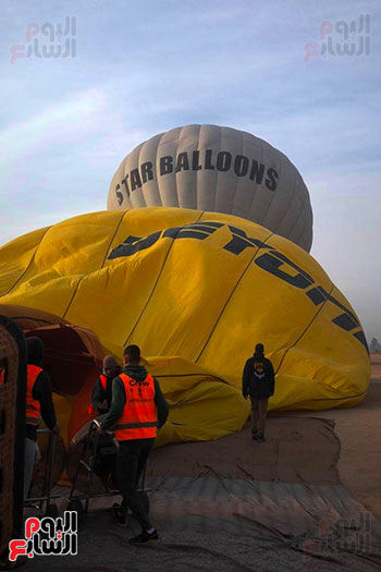العمال-خلال-تجهيز-البالونات-للتحليق-بالسماء