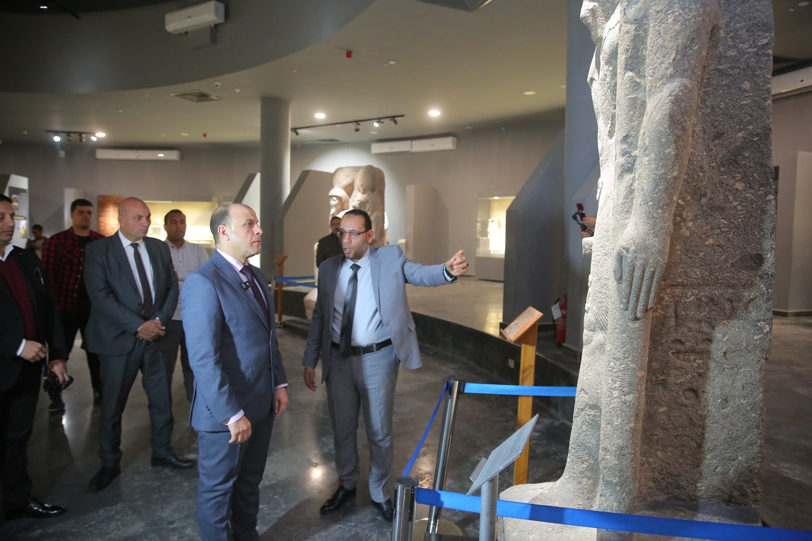 جولة المحافظ بالمتحف