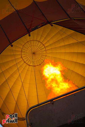 الهواء-الساخن-يضخ-فى-البالونات-قبل-التحليق