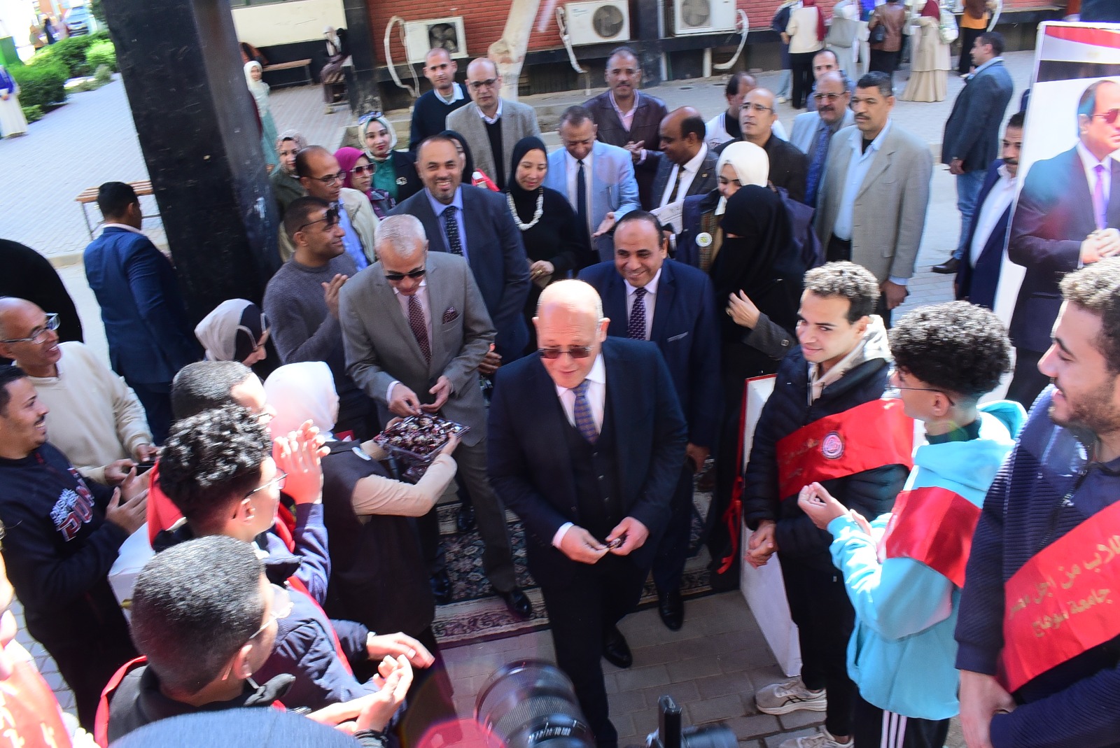 رئيس الجامعة وتوابه بالمعرض