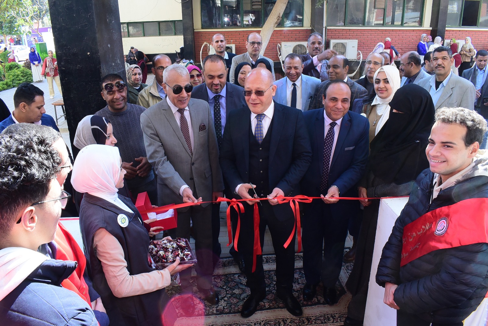 رئيس الجامعة بإفتتاح المعرض