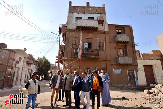 متابعة-العمل-فى-تطوير-المنازل-التاريخية-منطقة-محيط-معبد-إسنا