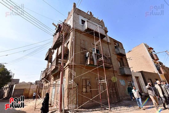 العمل-فى-تطوير-المنازل-التاريخية-منطقة-محيط-معبد-إسنا