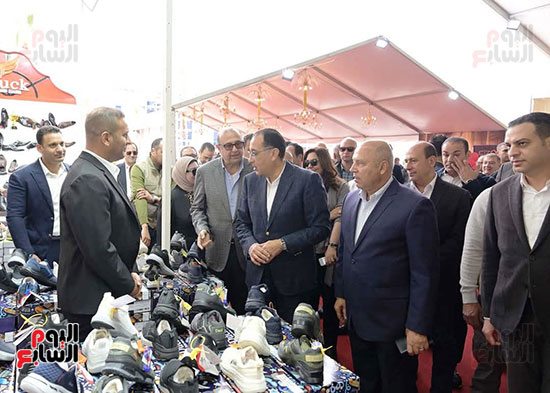 افتتاح-رئيس-الوزراء-لمنتجات-المصنع