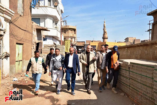 جولات-المسئولين-على-تطوير-المنازل-التاريخية-منطقة-محيط-معبد-إسنا