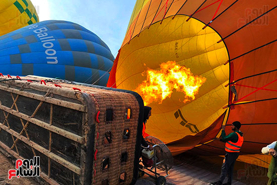 ضخ-الهواء-الساخن-فى-البالون-الطائر-قبل-التحليق