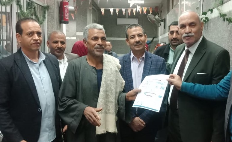 السكرتير العام يسلم شهادة التصالح السكرتير العام يسلم شهادة التصالح