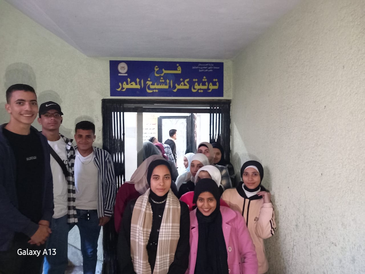 فتيات وشباب يقبلون على تحرير التوكيلات فتيات وشباب يقبلون على تحرير التوكيلات