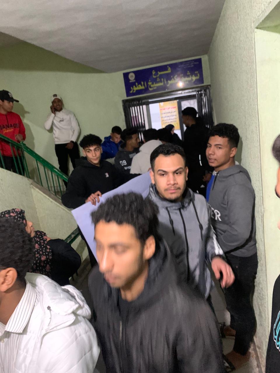 زحام لتحرير التوكيلات وخاصة من الشباب زحام لتحرير التوكيلات وخاصة من الشباب