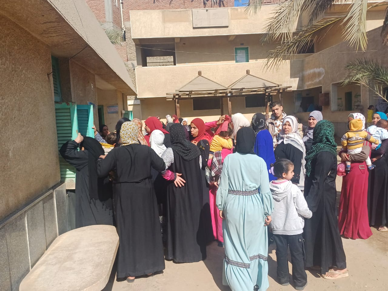 الإقبال على القافلة الطبية الإقبال على القافلة الطبية