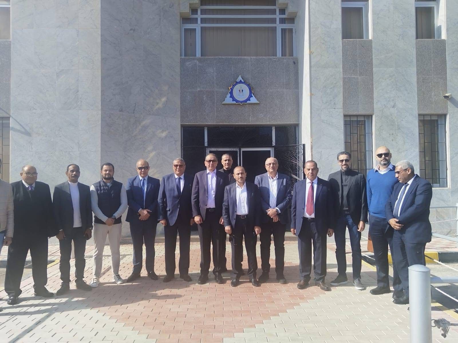 أمام مقر للهيئة 