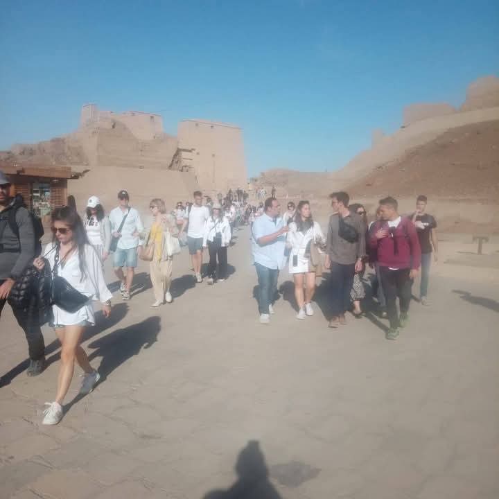 سياح يتجولون داخل معبد إدفو سياح يتجولون داخل معبد إدفو